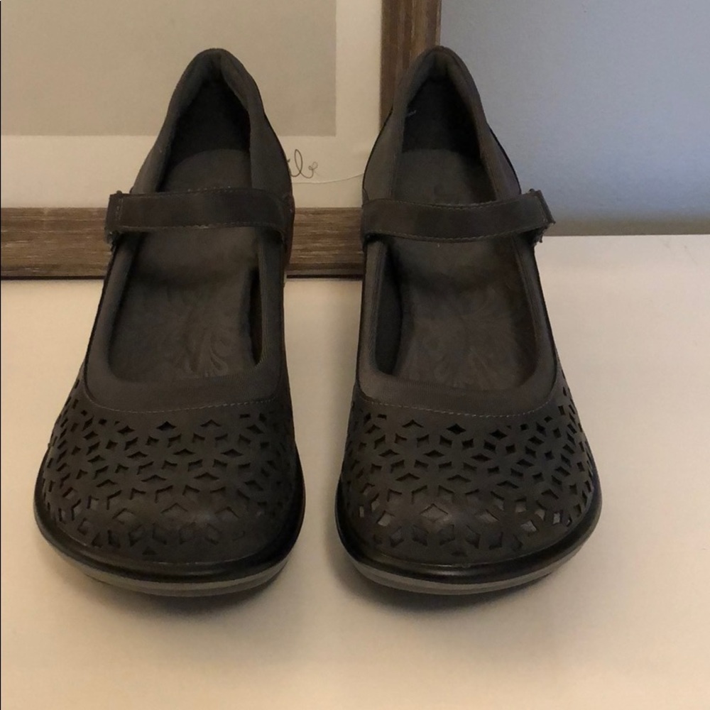 JBU clogs